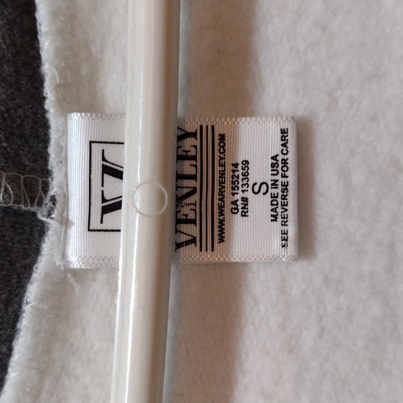 Venley Michigan Wolverines hooded sweatshirt. - Picture 3 of 9